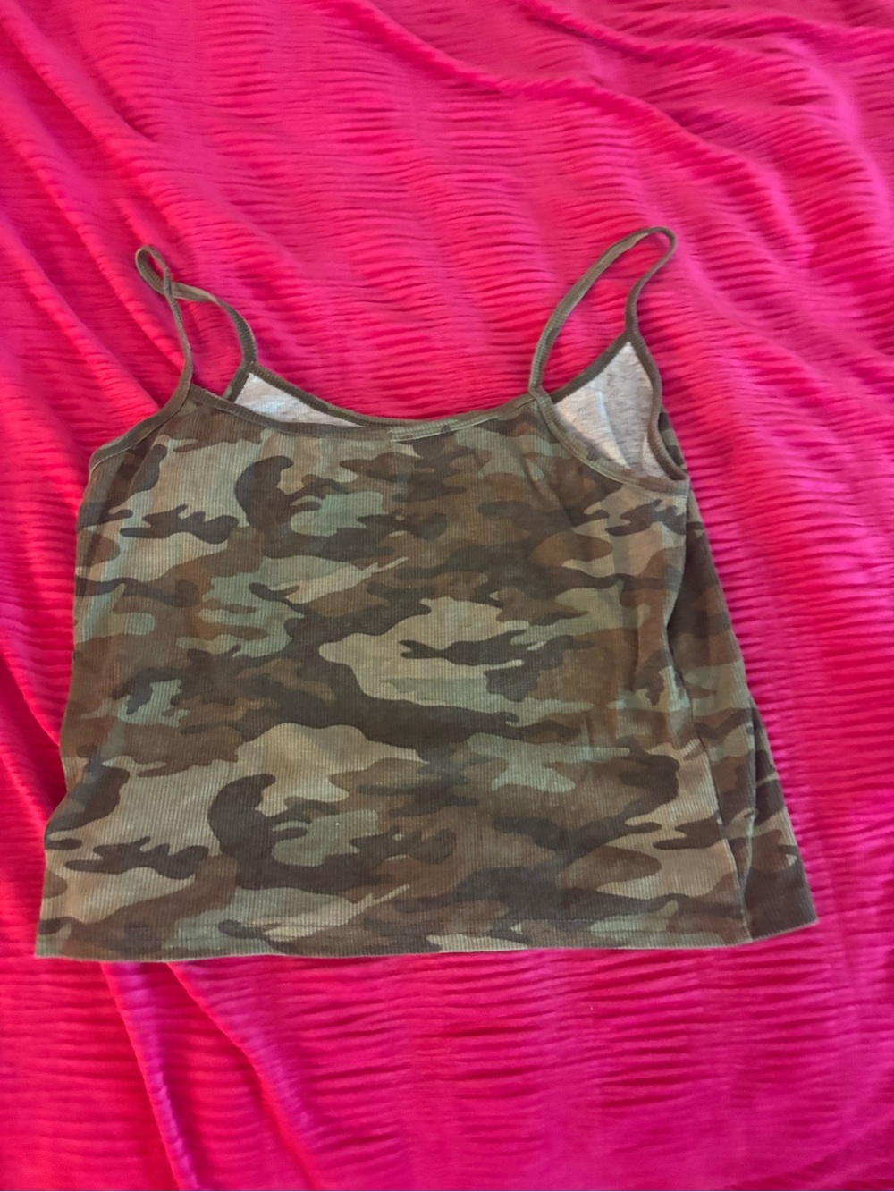 Camo Cropped Tank Top - Picture 2 of 3